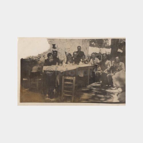 1928 Köşk Bahçesinde Aile Çay Takdimi Fotoğraf