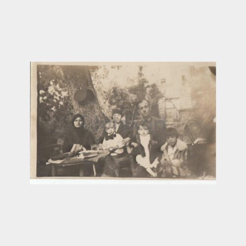 1928 Köşk Bahçesinde Aile Çay Takdimi Fotoğraf