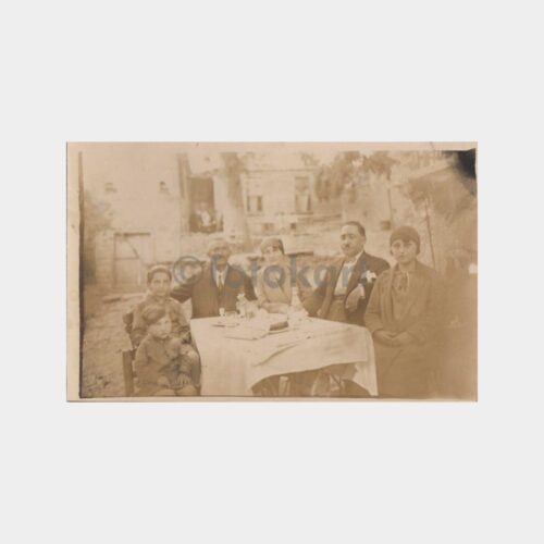 1928 Köşk Bahçesinde Aile Çay Takdimi Fotoğraf