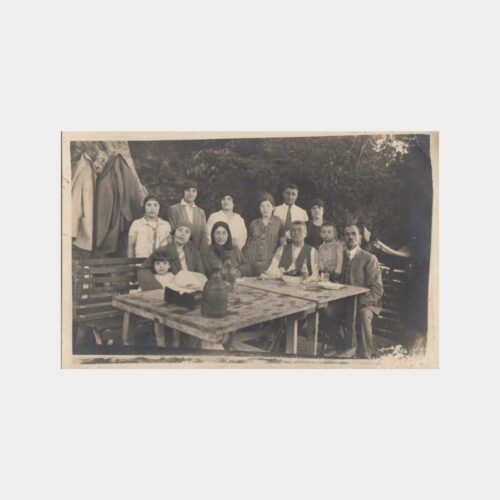 1928 Köşk Bahçesinde Aile Çay Takdimi Fotoğraf