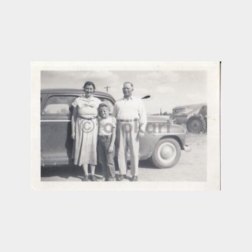 Eski Otomobil ve Aile Konulu Fotoğraf