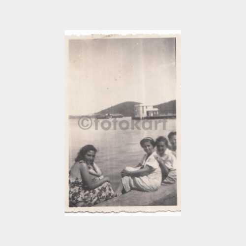 Burgazada Kızlar ve Kadınlar 2 Adet Fotoğraf