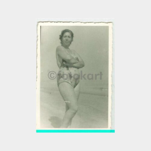 1950 Plaj ve Kadın Mayo Konulu Fotoğraf