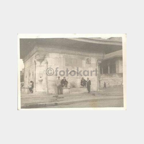 Üsküdar Çeşmesi Önünde Fotoğraf