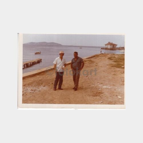 1963 Bostancı Vapur İskelesi Baylar Görünüş Fotoğraf
