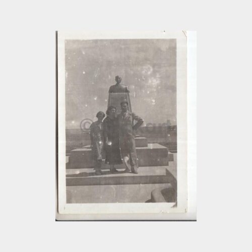 1937 Eskişehir Ata Heykeli Önünde Aile Fotoğraf