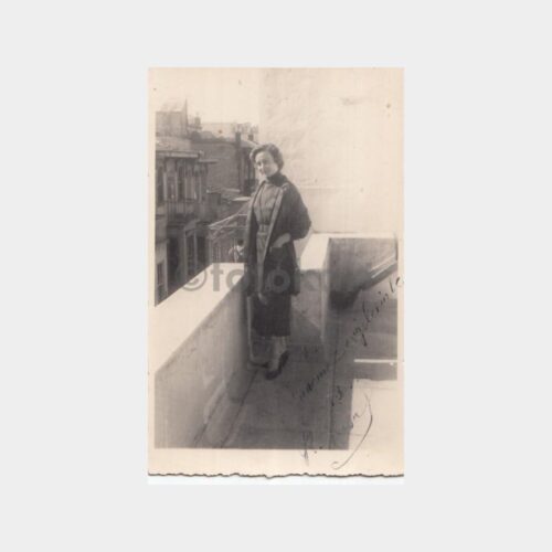 1951 Tarihi Evin Balkonunda Kadın Fotoğrafı