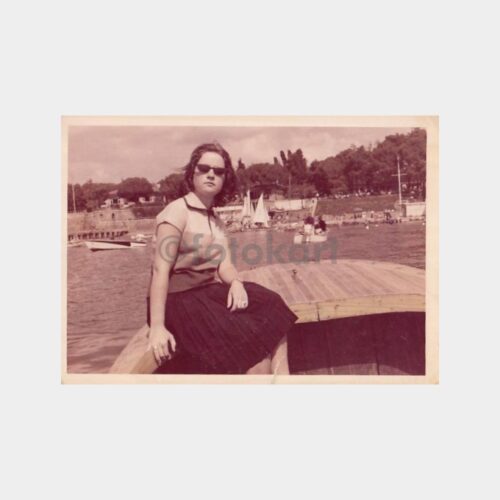 1963 Moda Plajı (?) Sandalda Kadın Görünüş Fotoğraf