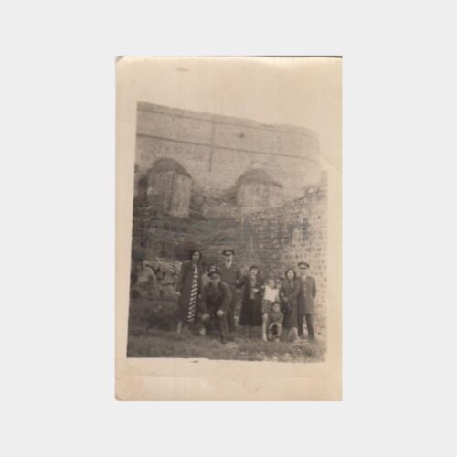 1950 Tarihi Kale Önünde Subay Ailesi Fotoğraf