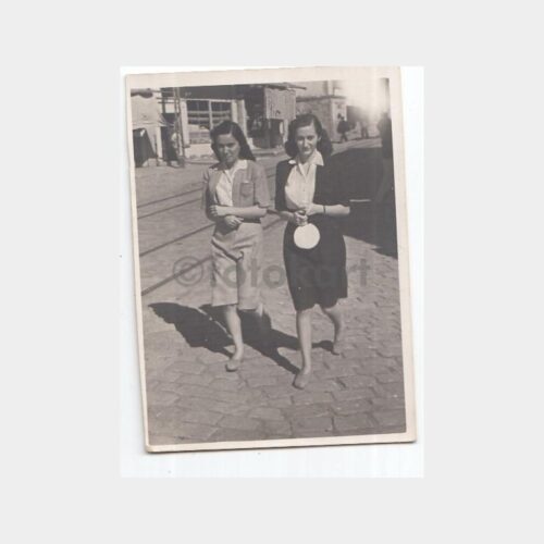 1940 Tramvay Yolunda Yürüyen Kadınlar Fotoğraf