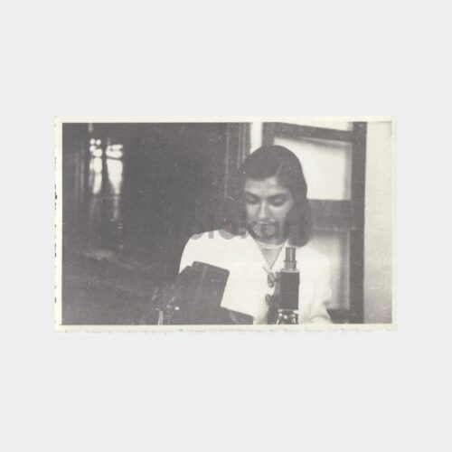1960 Üniversite Öğrencisi Mikroskop Konulu Fotoğraf