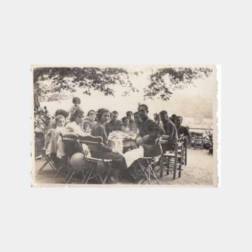 1940 Ada Gezisi Aile Çay Bahçesi Konulu Fotoğraf