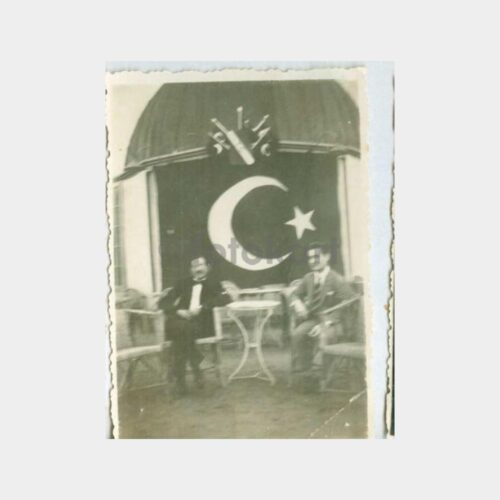 1930 Türk Bayraklı Çay Salonunda Bay Fotoğraf