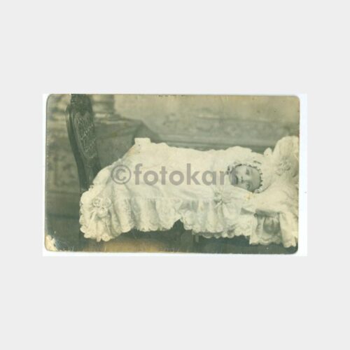 1927 Küçük Bebek Yatağında Konulu Fotoğraf