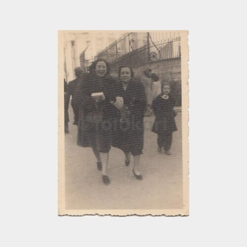 1940 Beyoğlu Kadınlar Gezisi Konulu Fotoğraf