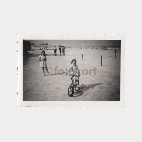 1950 Bisikletli Kız Görünüş Fotoğraf