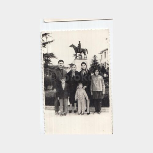 1966 Bursa Heykel Önünde Aile Görünüş Fotoğraf
