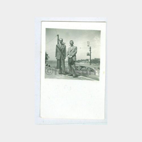1955 Damalı Taksi Önünde Baylar Fotoğraf