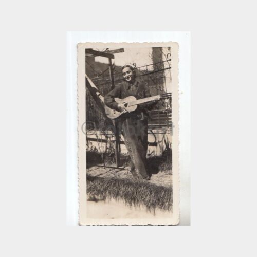 1940 Gitar Çalan Genç Fotoğraf