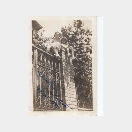 1940 Tarihi Ev Kapısı Önünde Kadın Fotoğraf