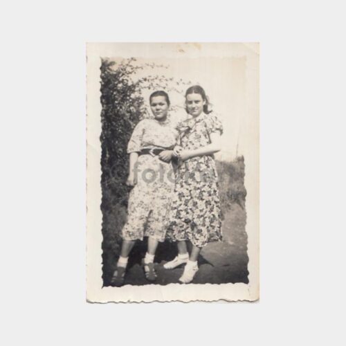 1939 Dış Mekan Kadınlar Dönem Modası Giysilerle Görünüş Fotoğraf