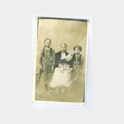 1942 Ana ve Kızları Görünüş Fotoğraf