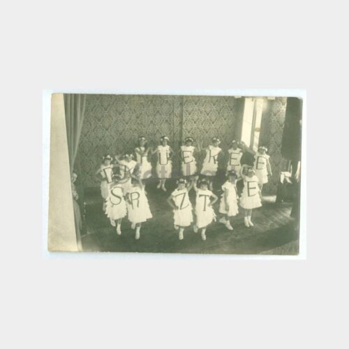 1931 Kız Öğrenciler Müsamerede Fotoğraf