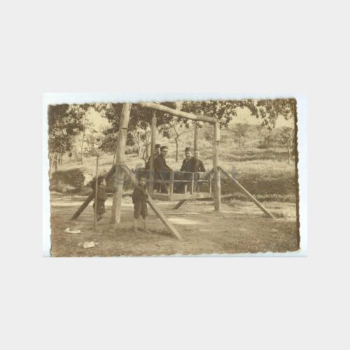 1925 Salıncakta Baylar Konulu Fotoğraf