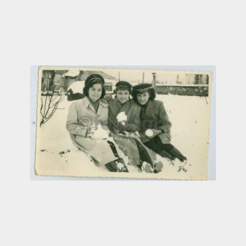 1940 Şapkalı Kız Öğrenciler Kar Manzara Fotoğraf