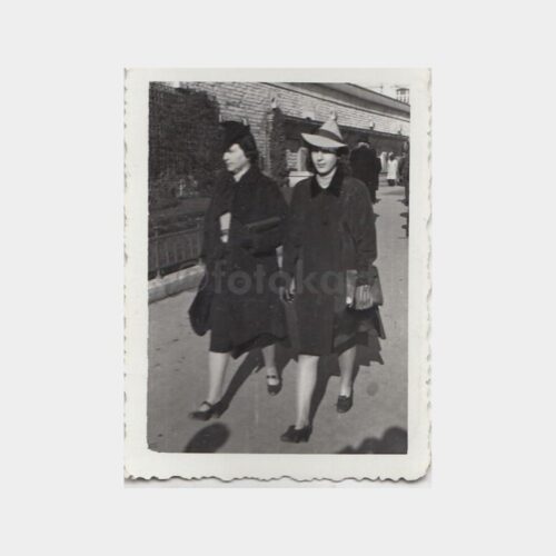 1940 Taksim Meydanı Yürüyen Kadınlar Görünüş Fotoğraf