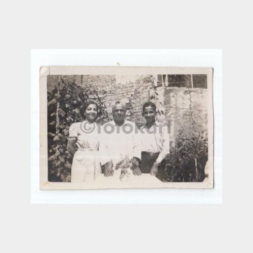 1930 Tarihi Ev Önünde Aile Fotoğraf