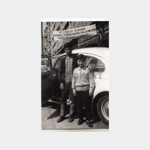 Volkswagen Otomobil Önünde Çocuklar Fotoğraf