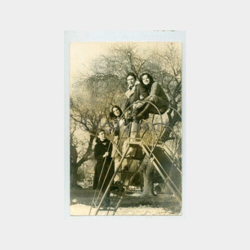 1970 Oyun Parkı Kaydırakta Gençler Fotoğraf