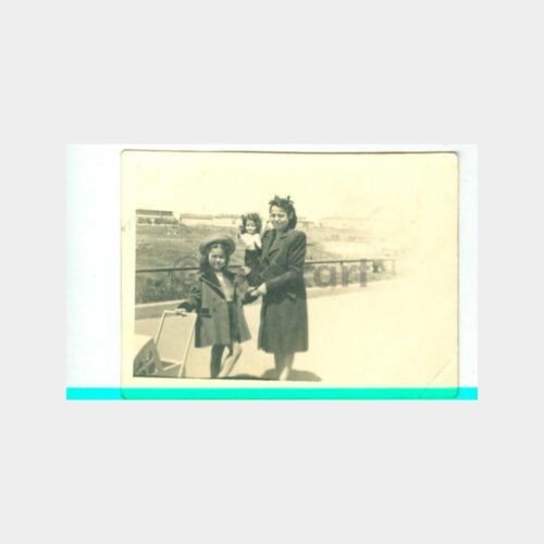 1942 Anne Kızı ve Oyuncak Fotoğraf
