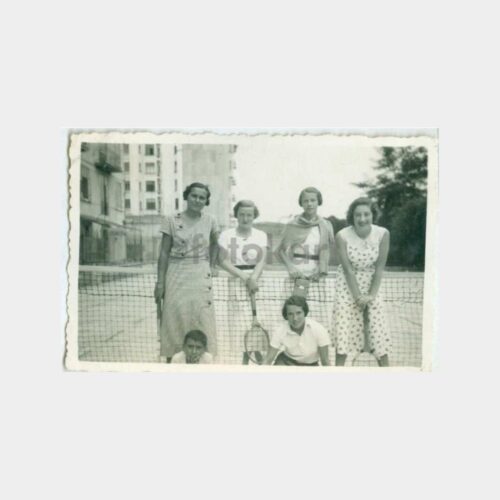1920 Tenis Oynayan Kadınlar Konulu Fotoğraf