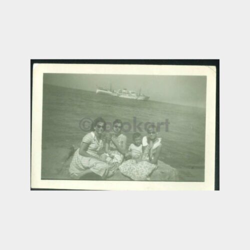 1950 Yolcu Vapuru Önünde Kadınlar Fotoğraf