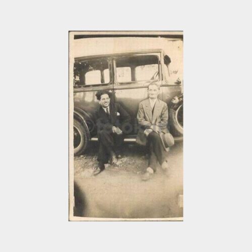 Eski Bir Arabanın Yanında Oturan Baylar Fotoğraf