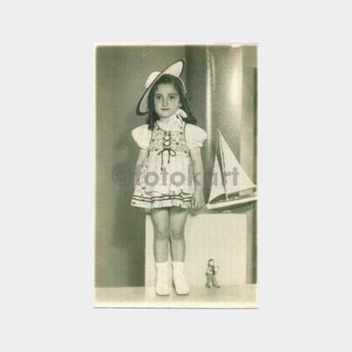 Çok Güzel Elbiseli Şık Küçük Kız Fotoğraf