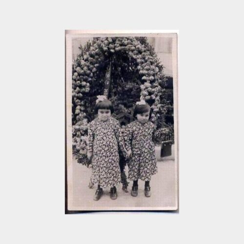 Elbiseli Çok Sevimli Küçük Kızlar Fotoğraf