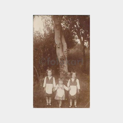 Bahçede Önlüklü Üç Kız Kardeş Fotoğraf