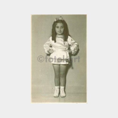 Mini Etekli Özel Tasarım Elbiseli Küçük Kız Fotoğraf