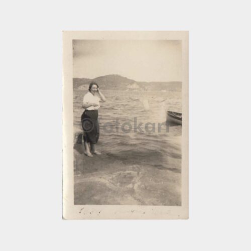 1937 Büyükdere Sahilde Kadın Fotoğraf