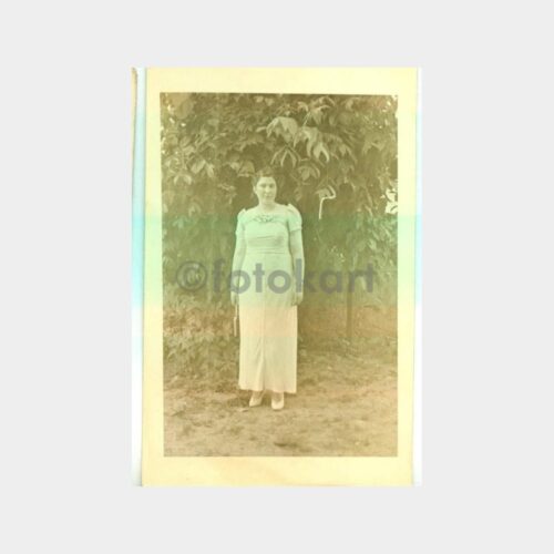 1930 Bahçede Kadın Görünüş Fotoğraf
