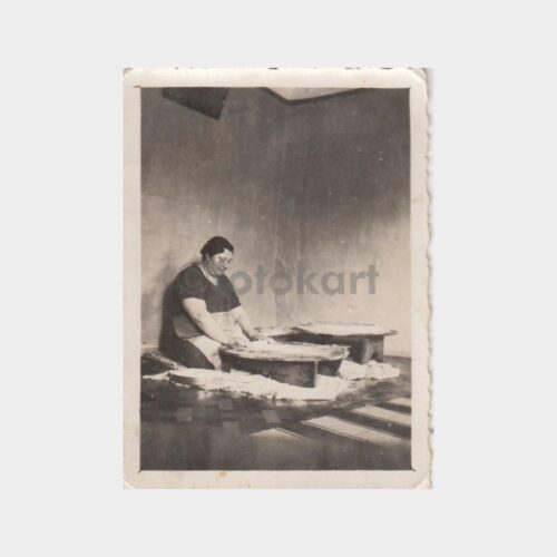 1938 Köy Mutfağı Yufka Açan Kadın Fotoğraf
