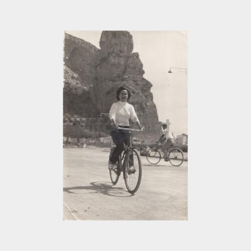 1955 Bisikletli Kadın Konulu Fotoğrafı