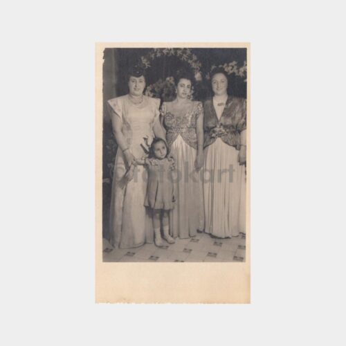 1950 Balo Giysili Kadınlar Konulu Fotoğraf