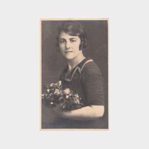 1930 Çiçek Demetli Kadın Portre Fotoğraf