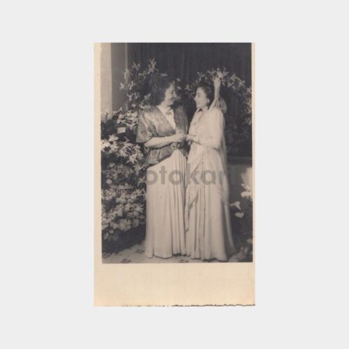1950 Balo Giysili Kadınlar Konulu Fotoğraf