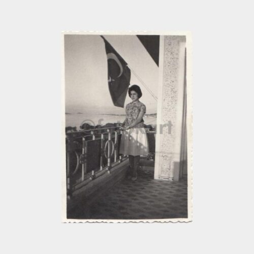 1961 Ayvalık - Balkonda Kadın Konulu Fotoğraf