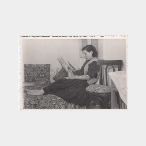 1958 Gazete Okuyan Kadın Fotoğrafı